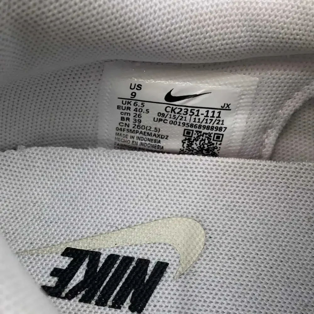 Nike White Synthetic Athletic Sneakers | Women’s Size 9